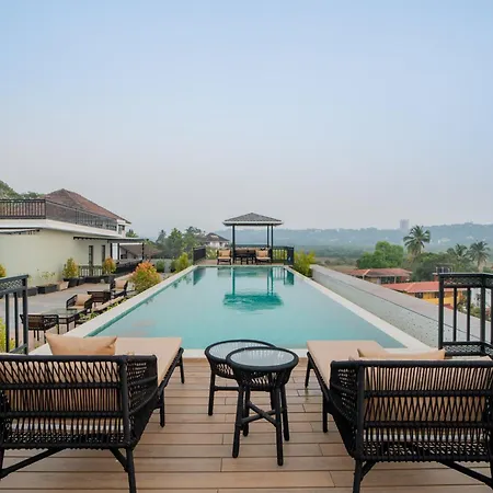 Elivaas 1 Bhk With Rooftop Pool - Kamerios Skye